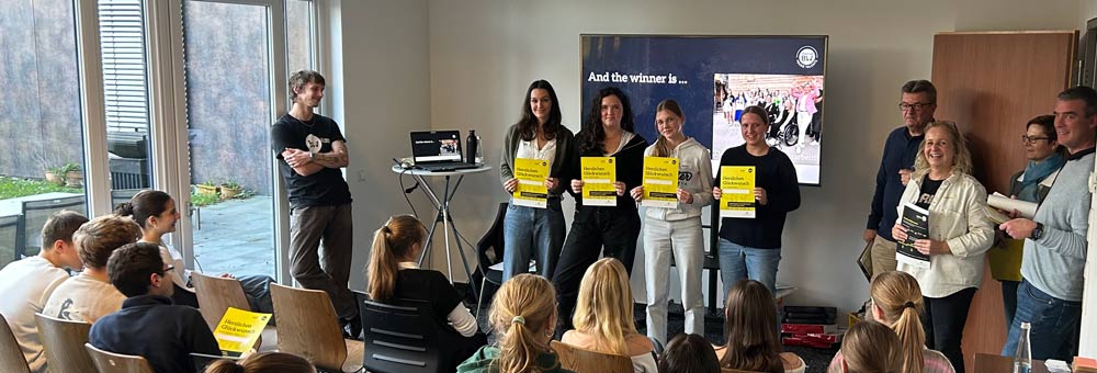 Das Gewinnerteam bei der Siegerehrung mit der Jury und den Coaches von StartUp BW 